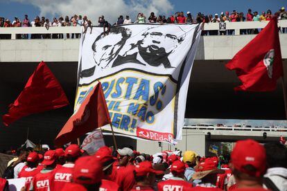 En Brasilia, sindicatos y movimientos sociales protestan contra el vicepresidente Michel Temer y el presidente de la Cámara, Eduardo Cunha. 