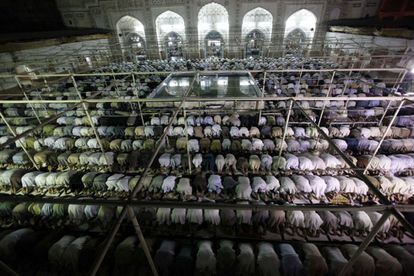 Cientos de musulmanes rezan en una mezquita en Peshawar (Pakistán), el 16 de mayo de 2018, durante la primera jornada del Ramadán. 