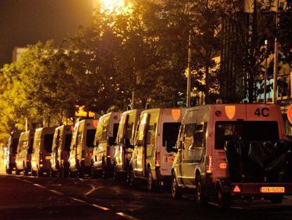 Varias furgonetas de la polic&iacute;a antidisturbios aparcadas anoche en la ciudad de Amiens.