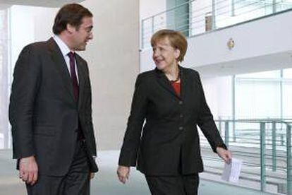 La canciller alemana, Angela Merkel (d) y el primer ministro de Portugal, Pedro Passos Coelho (i), se dirigen a dar una rueda de prensa el 18 de marzo pasado en la sede de la Cancillería en Berlín. EFE/Archivo