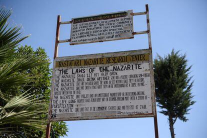 Un cartel muestra las normas que los rastafaris nazireos deben cumplir según el capítulo 6 del libro de los Números. Entre las prohibiciones están la abstención de vino y otras bebidas, no cortarse el cabello ni acercarse a los muertos.
