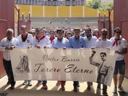 El patio de cuadrilals de la plaza de Cuéllar ha pasado a llamarse 'Vïctor Barrio'.