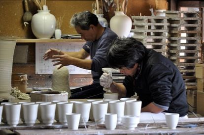 La parada en Arita permite conocer a los viajeros, de primera mano, la historia de la legendaria porcelana japonesa de Imari. En la foto, ceramistas en la alfarería Kakiemon.