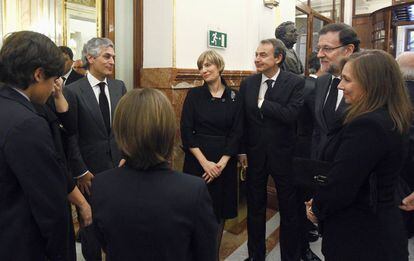 Adolfo Suarez Illana, hijo del expresidente del Gobierno Adolfo Suarez, conversa con Mariano Rajoy y el ex presidente Jose Luis Rodriguez Zapatero en presencia de sus esposas