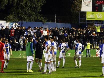 Jugadores del Hércules, de Segunda B, en un partido disputado en el estadio del Orihuela.