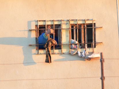 Un recluso hace una señal con la mano desde detrás de su ventana enrejada en la prisión de Topo Chico, en Monterrey, Estado de Nuevo León, el 2 de febrero de 2019.
