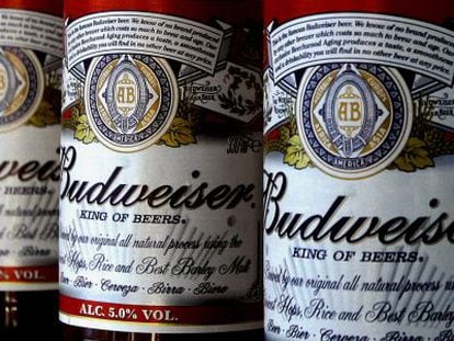 Tres botellines de Budweiser, una de las marcas del grupo AB InBev 