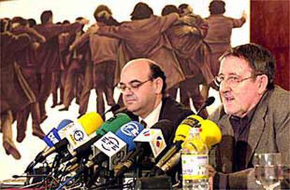 Juan Genovés (a la derecha) anunció ayer la exposición del cuadro <i>El abrazo</i> en el Museo Reina Sofía.