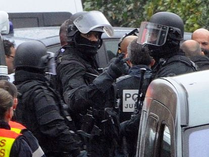 Miembros del cuerpo de élite de la policía francesa, antes del asalto.