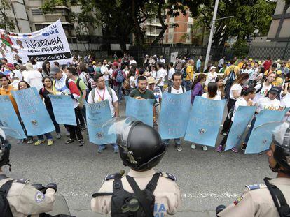 La policía vigila a los opositores antes de la manifestación en Caracas.