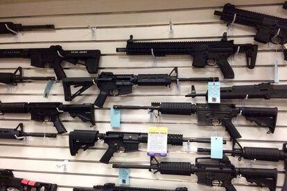 Rifles de estilo militar cuelgan en una pared de la tienda en la que el asesino de Orlando compr&oacute; sus armas