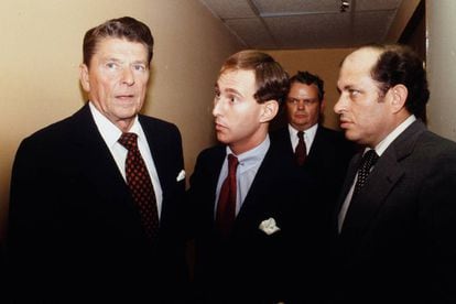 Roger Stone junto a Ronald Reagan en 1980 