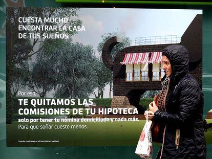 Una mujer pasa ante un anuncio hipotecario en Madrid, en una imagen de archivo.