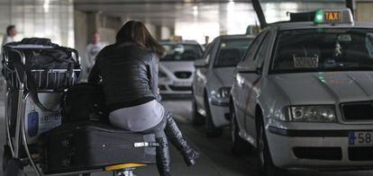 Una mujer aguarda su turno para coger un taxi en la terminal 4 de Barajas.