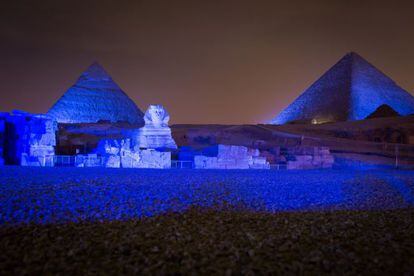 La Esfinge y las Pir&aacute;mides, iluminadas en azul con motivo del D&iacute;a Mundial del Autismo, este jueves.