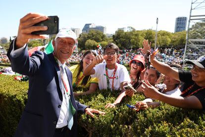 El presidente portugués Marcelo Rebelo de Sousa se hace un selfi con participantes en la Jornada Mundial de la Juventud, en agosto de 2023 en Lisboa.