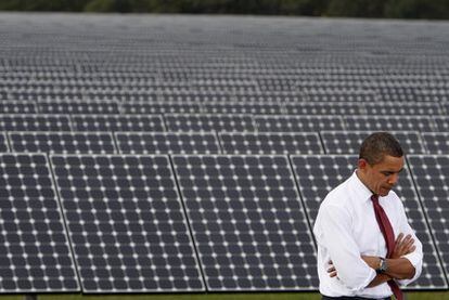 Barack Obama durante una visita a una planta de energía solar.