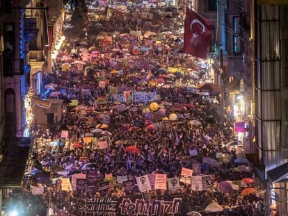 Miles de personas se manifiestan por una de las principales avenidas de Estambul (Turquía), este jueves.