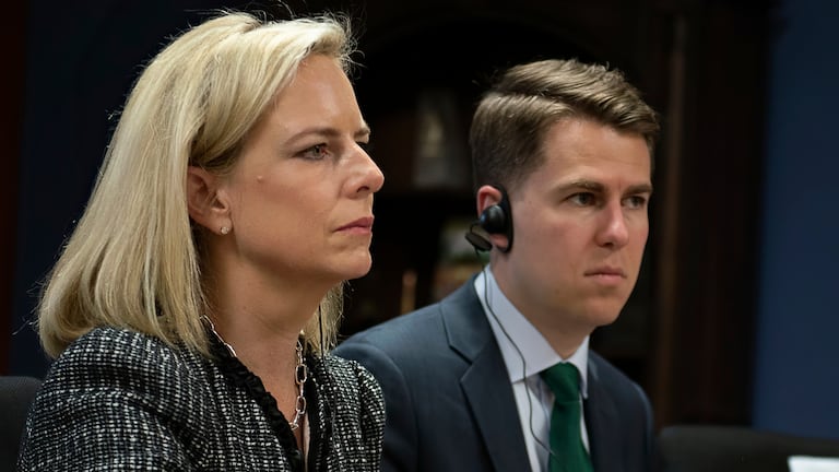 Foto de archivo de Miles Taylor y la entonces secretaria de Seguridad Nacional, Kirstjen Nielsen.