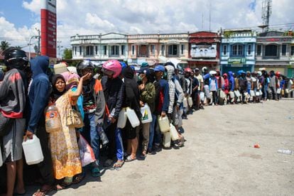 Los supervivientes del terremoto hacen cola en una gasolinera, en Palu (Indonesia), el 1 de octubre.