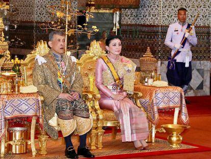 El rey de Tailandia, Maha Vajiralongkorn, con la reina Suthida, durante la ceremonia de coronación este sábado en Bangkok.