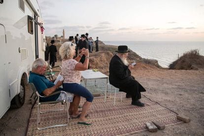 Las "Slijot" son el término genérico para el compendio de plegarias y cánticos de esta noche de expiación, que precede al Día del Perdón y que los rabinos recomiendan hacer de forma colectiva para que las voces de todo el pueblo de Israel "se oigan mejor en el cielo". En la imagen, un judío ultraortodoxo reza frente al mar Mediterráneo en la ciudad de Herzliya (Israel), el 10 de octubre.
