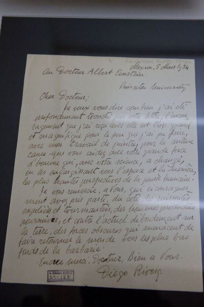 Carta de Rivera dirigida a Einstein, expuesta en la FIL.