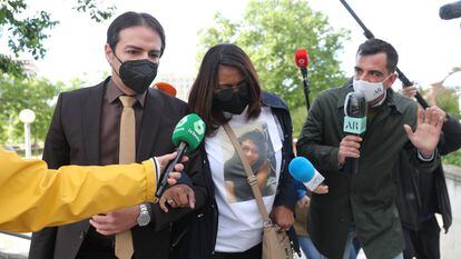 La madre de Heidi Paz, Gloria Francis Bulnes, a su llegada al juicio por el asesinato de su hija, en la Audiencia Provincial de Madrid.