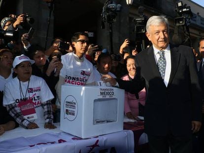 López Obrador participa en la consulta sobre el aeropuerto de México.