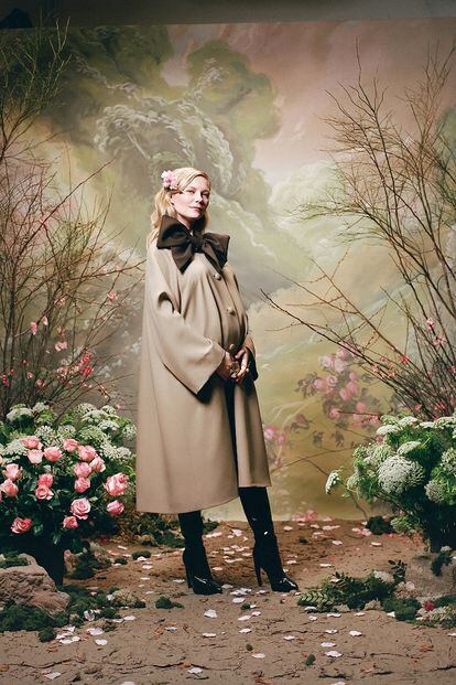 La actriz Kirsten Dunst, embarazada, posa para la colección otoño-invierno 2018/2019.