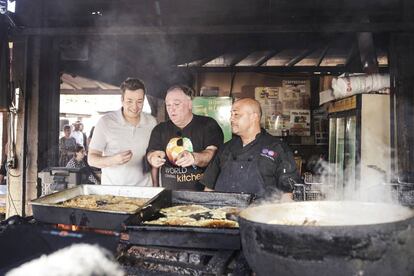 El humorista Jimmy Fallon junto al chef José Andrés y un cocinero local en el restaurante El Rinconcito Latino, en Loíza (Puerto Rico).