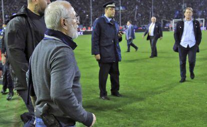 Savvidis, armado, invade el campo del PAOK.
