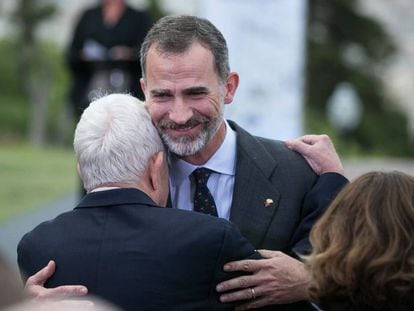 El rey Felipe VI abraza al exalcalde de Barcelona, Pascual Maragall.