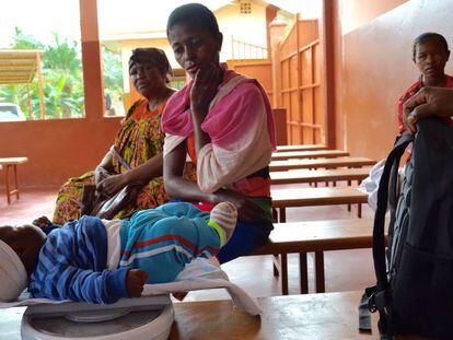 Un niño es pesado para comprobar su evolución en el dispensario de Obot (Camerún).