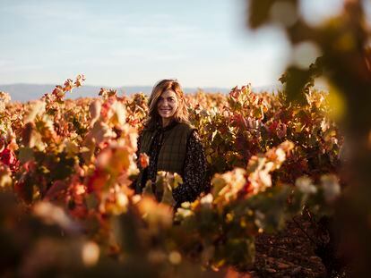 Xandra Falcó entre los viñedos que producen las uvas de su vino.