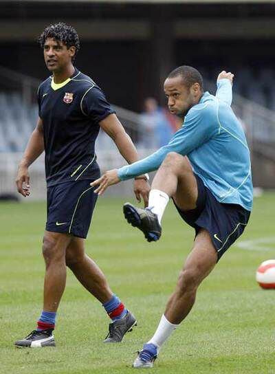 Henry lanza a puerta en presencia de Rijkaard en un entrenamiento del Barça.