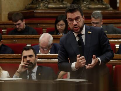 El presidente de la Generalitat, Pere Aragonès, responde a una pregunta de la oposición durante la sesión de control en el Parlament .EFE/ Marta Pérez