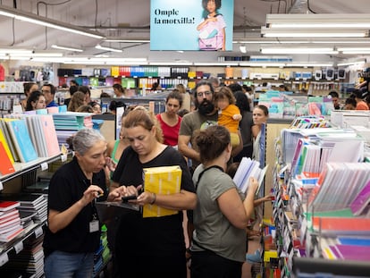 Unas familias compran material escolar antes del inicio del curso en un gran establecimiento de Barcelona, el pasado martes.