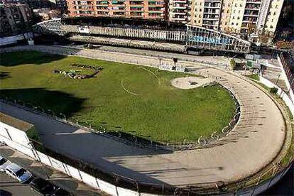 La pista del canódromo Meridiana, rodeada de pisos del barrio del Congrés.