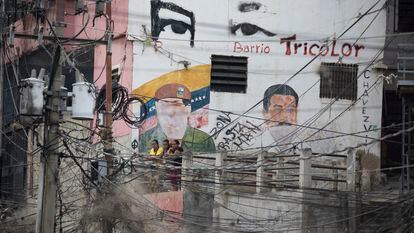 Una construcción en el barrio Petare, en Caracas, con las imágenes de Hugo Chávez y Nicolás Maduro.
