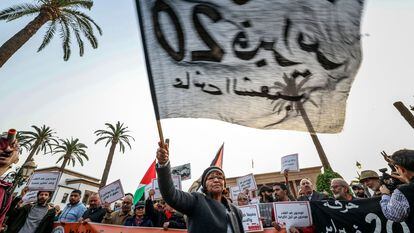 Manifestantes conmemoran el aniversario del movimiento reformista de Marruecos, durante una protesta contra el alto coste de la vida el 20 de febrero de 2023 en Rabat.