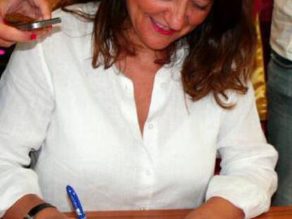 Merc&egrave; Conesa, firmando el decreto de apoyo al 1-O.