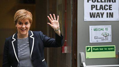 Nicola Sturgeon, ministra principal de Escocia y líder del SNP, sale de votar en Glasgow, este jueves.