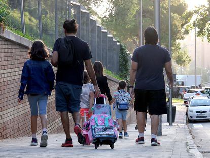 Varios padres recogen a sus hijos del colegio en Madrid.