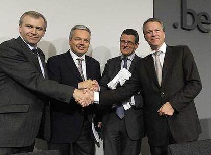 De izquierda a derecha, el primer ministro belga, Yves Leterm; el ministro de Finanzas de Bélgica, Didier Reynders; el primer ejecutivo de Fortis, Filip Diercks, y el ministro de Finanzas holandés, Wouter Bos.
