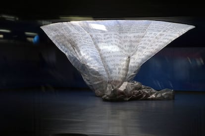 El monumento en memoria a las víctimas del 11-M, en el interior de la estación de Atocha, se encuentra aplastado contra el suelo desde hace dos meses. Es un cilindro de cristal de 11 metros de altura, con el interior forrado por un plástico con frases dedicadas a los 193 fallecidos en los atentados yihadistas de 2004. Pero desde hace dos meses esa cubierta no recibe la presión de aire comprimido necesaria para mantenerse erguida. La Asociación 11-M de Afectados del Terrorismo denuncia que es la quinta vez que ocurre en los últimos años. Un cartel cuelga en el acceso: "Cerrado por trabajo de mantenimiento", informa Thomas Gualtieri.