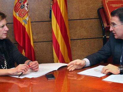 La delegada del Gobierno, Paula S&aacute;nchez de Le&oacute;n, con el consejero de Gobernaci&oacute;n, Seraf&iacute;n Castellano, reunidos ayer. 