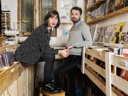 Diana Cortecero y Raúl Alonso, en la tienda de discos El Molar, en Madrid.