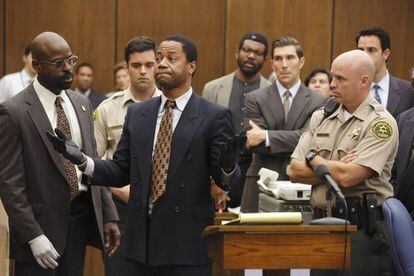 Cuba Gooding Jr. (en el centro) es O.J. Simpson en la miniserie 'American Crime Story'.