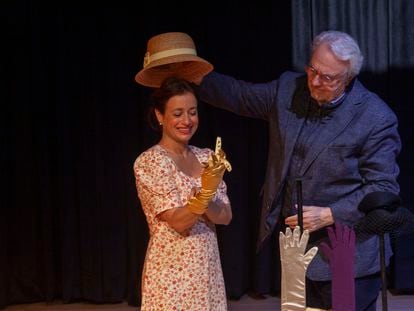 Romina Sánchez y Manuel Gutiérrez Aragón, en un ensayo de la adaptación teatral de 'La vida perra de Juanita Narboni'.